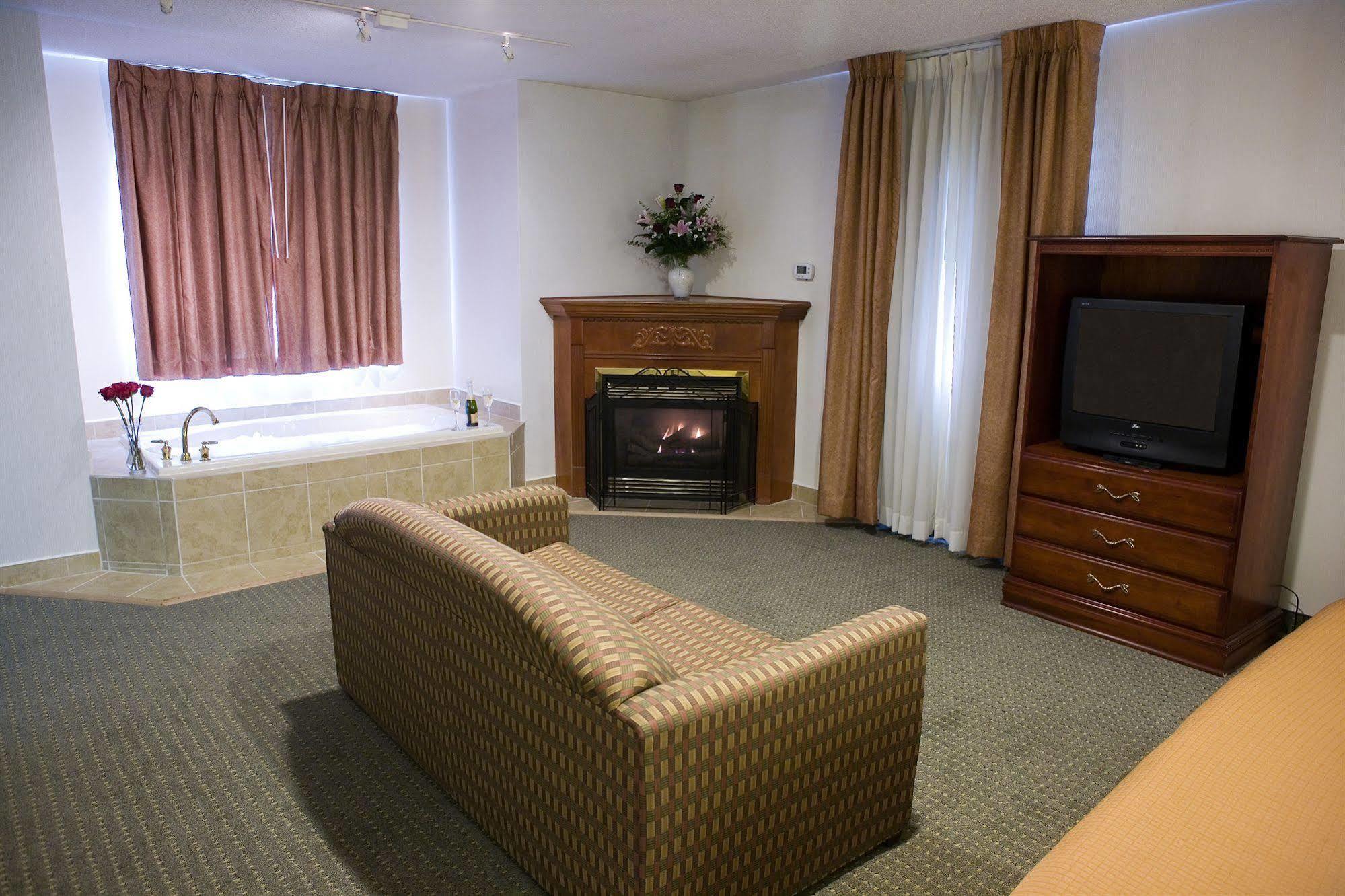 Host Inn An All Suites Hotel Уилкс Бар Екстериор снимка